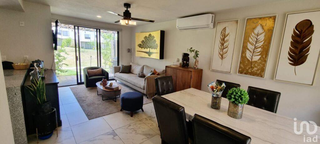 Casa en Venta de 3 Habitaciones, Alberca, 2 Estacionamientos con Seguridad 24hrs