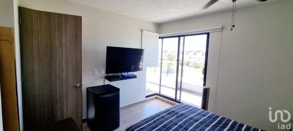 Casa en Venta de 3 Habitaciones, Alberca, 2 Estacionamientos con Seguridad 24hrs