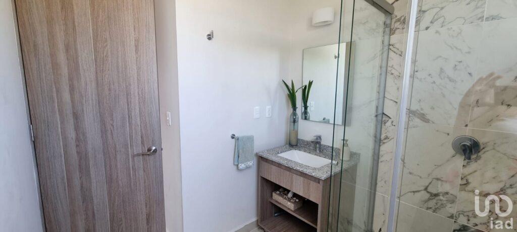 Casa en Venta de 3 Habitaciones, Alberca, 2 Estacionamientos con Seguridad 24hrs