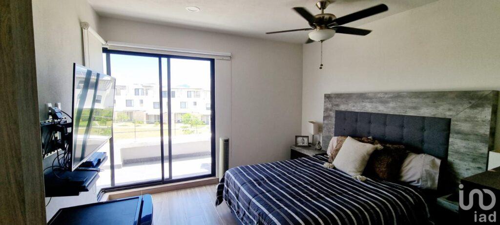 Casa en Venta de 3 Habitaciones, Alberca, 2 Estacionamientos con Seguridad 24hrs