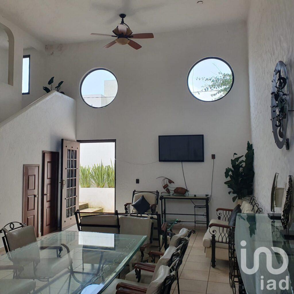 CASA EN VENTA EN FRACCIONAMIENTO JARDINES DE TLAYACAPAN