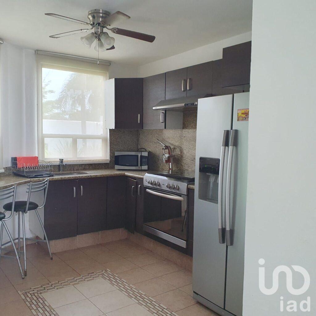 CASA EN VENTA EN FRACCIONAMIENTO JARDINES DE TLAYACAPAN