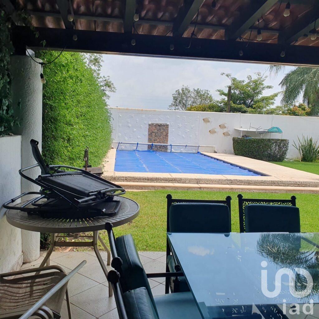 CASA EN VENTA EN FRACCIONAMIENTO JARDINES DE TLAYACAPAN