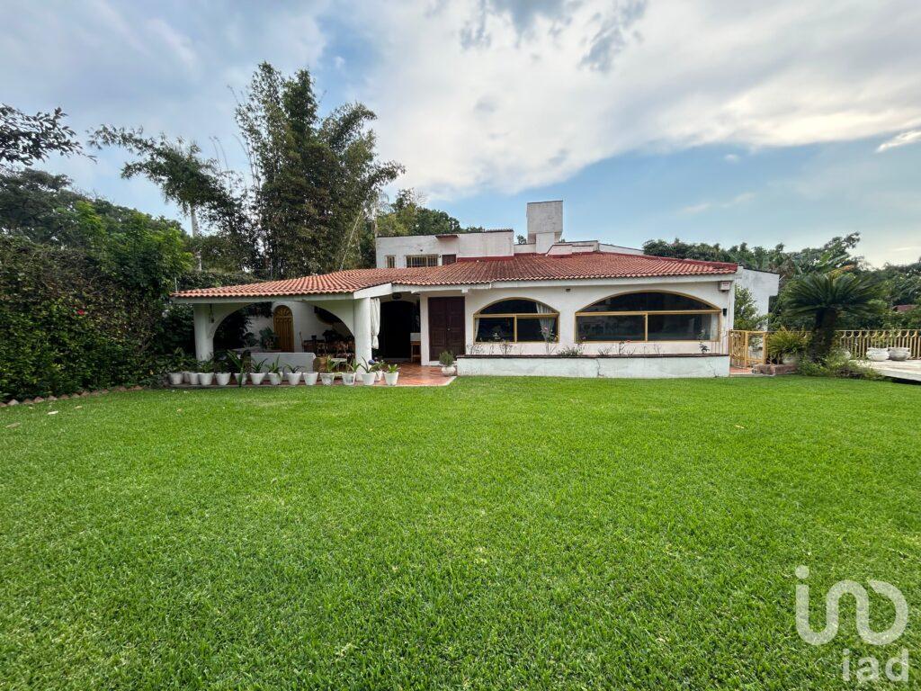 Casa en Fraccionamiento LOMAS DE CUERNAVACA