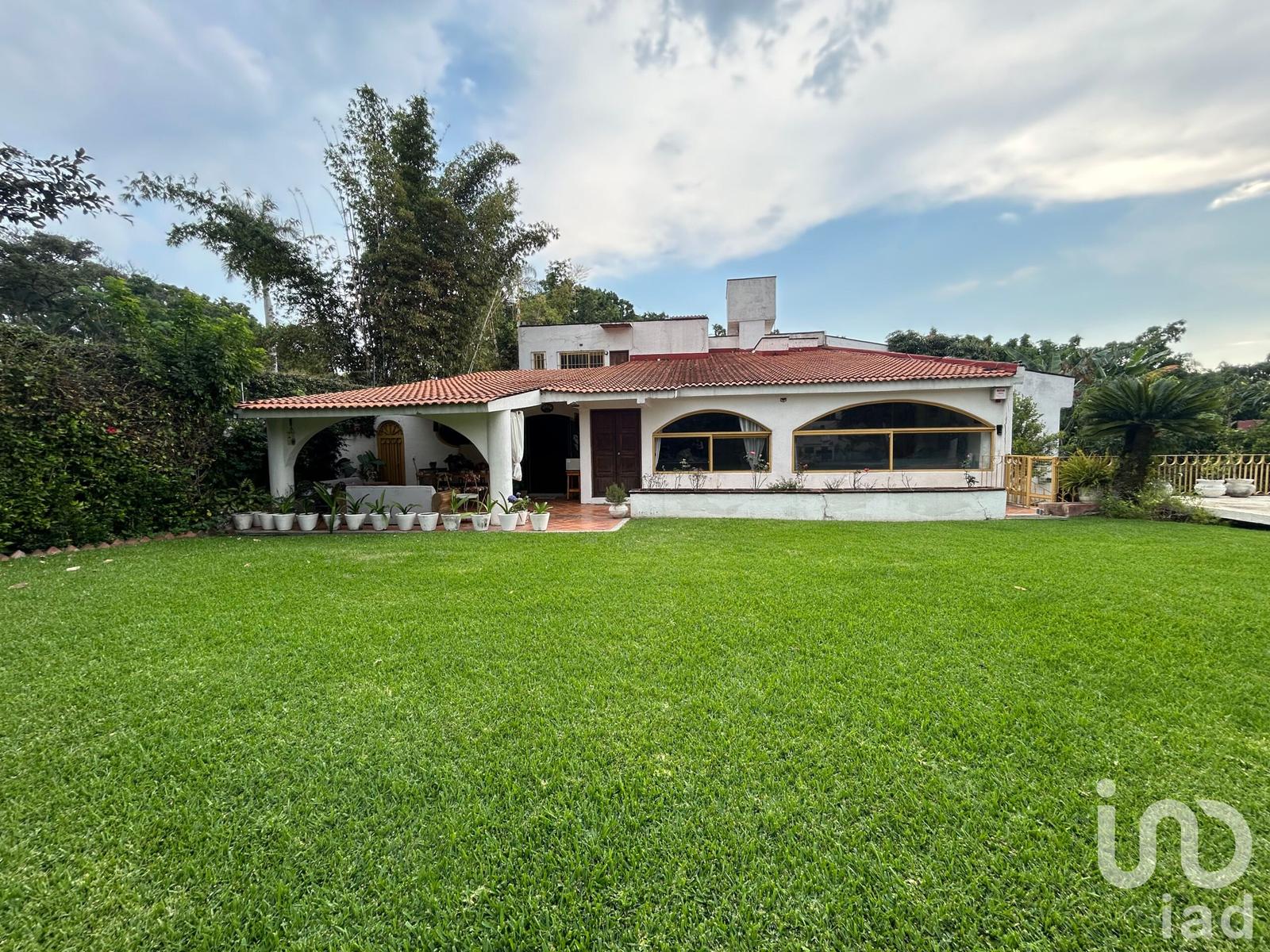 Casa en Fraccionamiento LOMAS DE CUERNAVACA