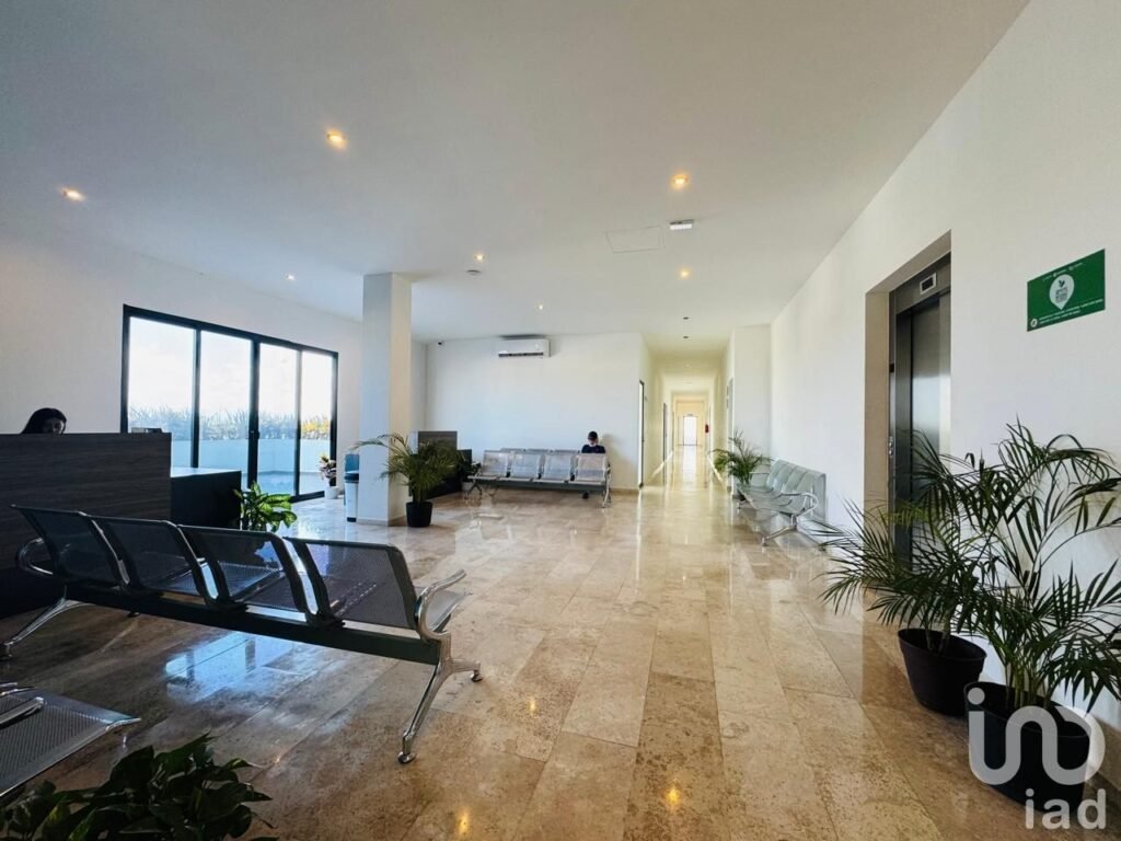 RENTA DE CONSULTORIO EN MASTER PLAZA AV 135 EN CANCUN