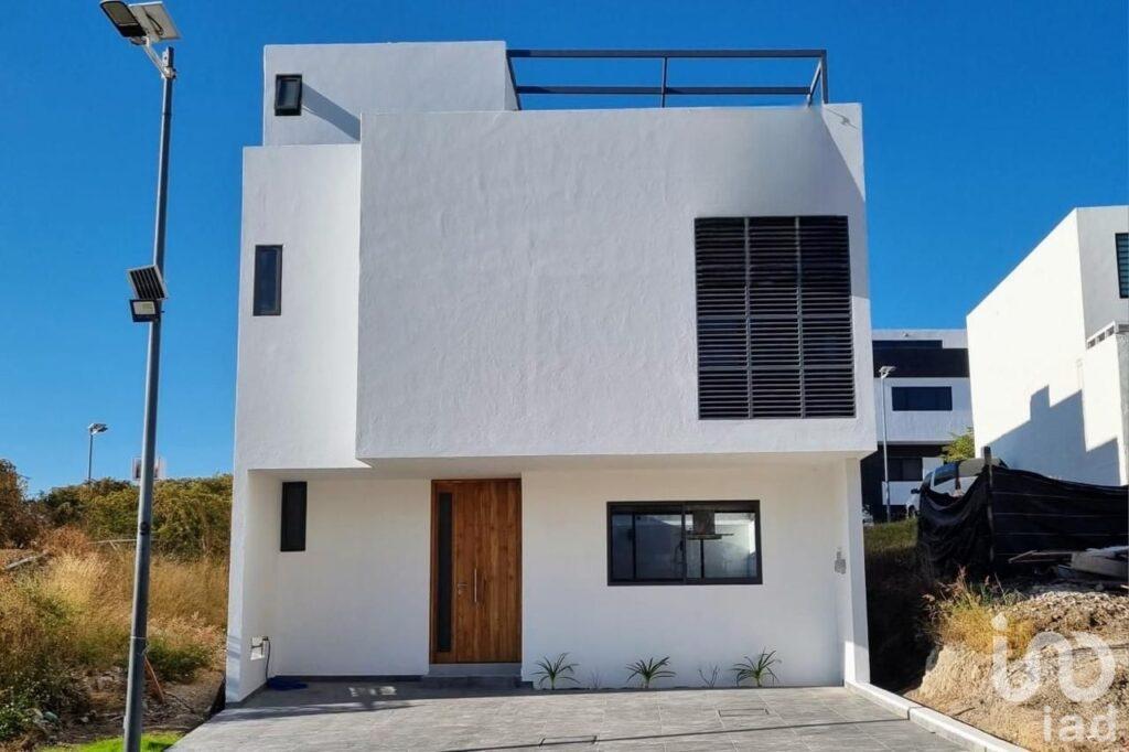 Casa en Venta en zona San Isidro con Roof Garden a 10 minutos de Costco periférico norte