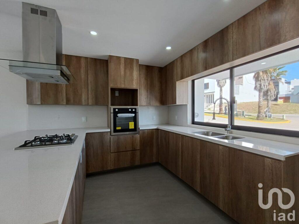 Casa en Venta en zona San Isidro con Roof Garden a 10 minutos de Costco periférico norte