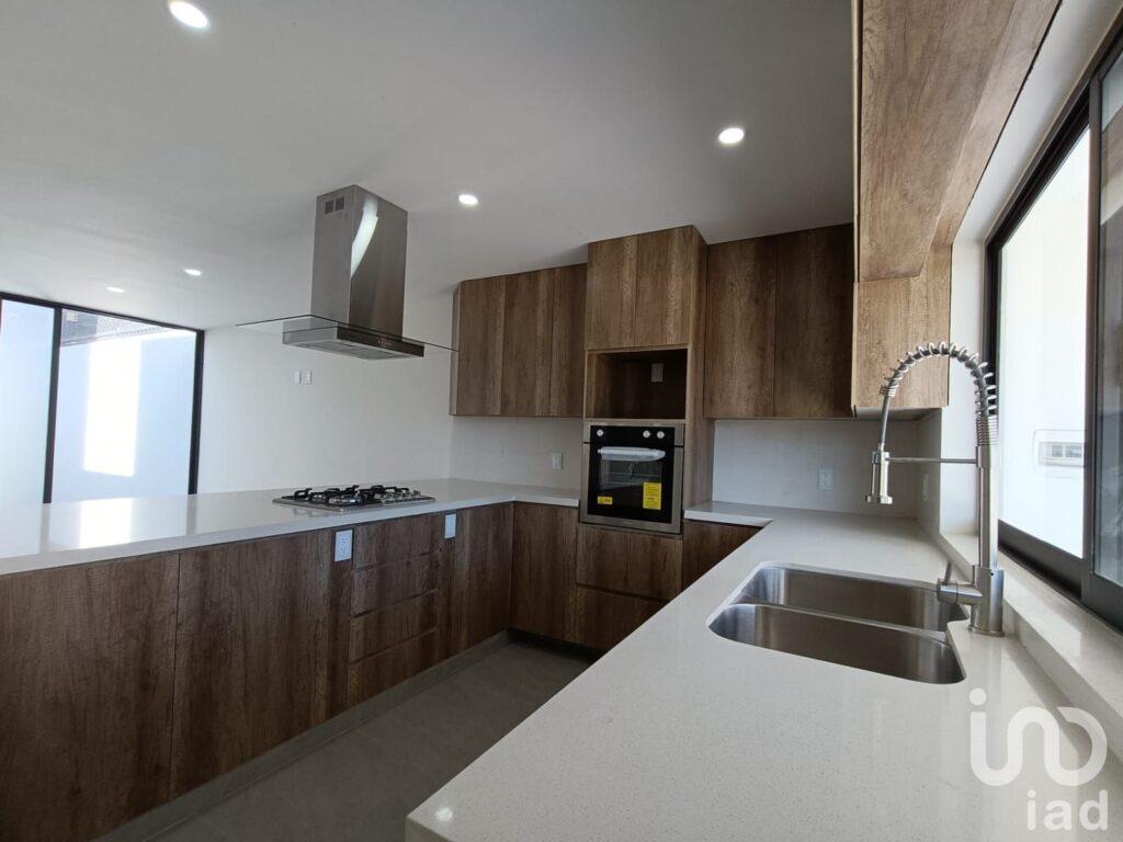 Casa en Venta en zona San Isidro con Roof Garden a 10 minutos de Costco periférico norte