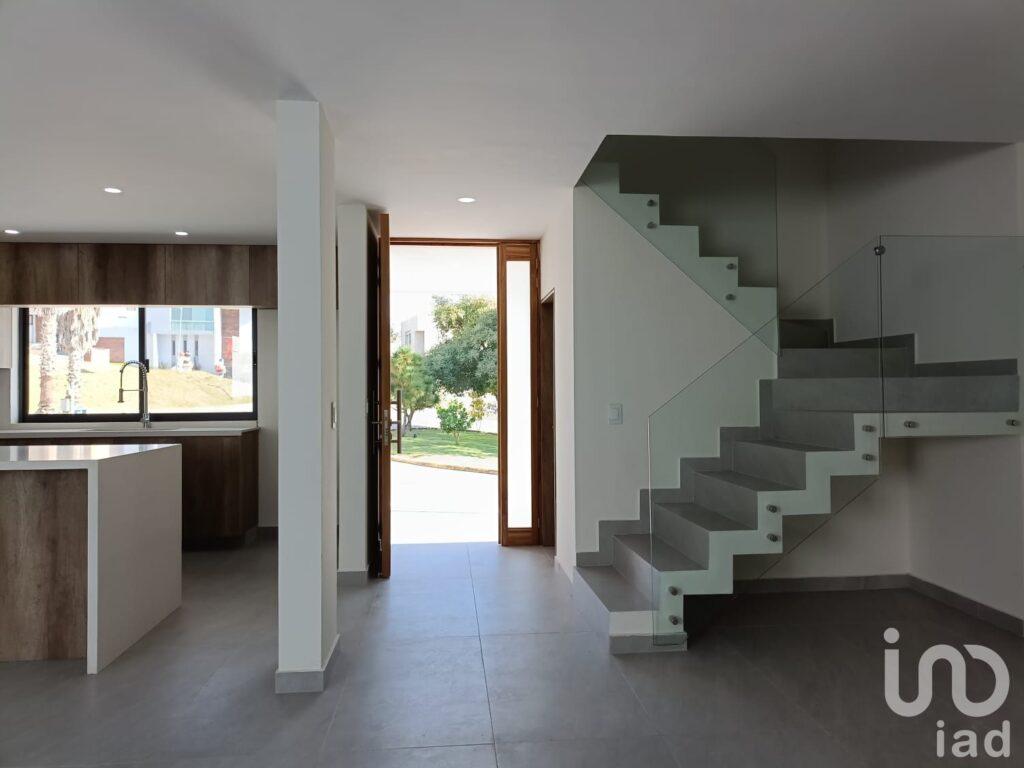 Casa en Venta en zona San Isidro con Roof Garden a 10 minutos de Costco periférico norte