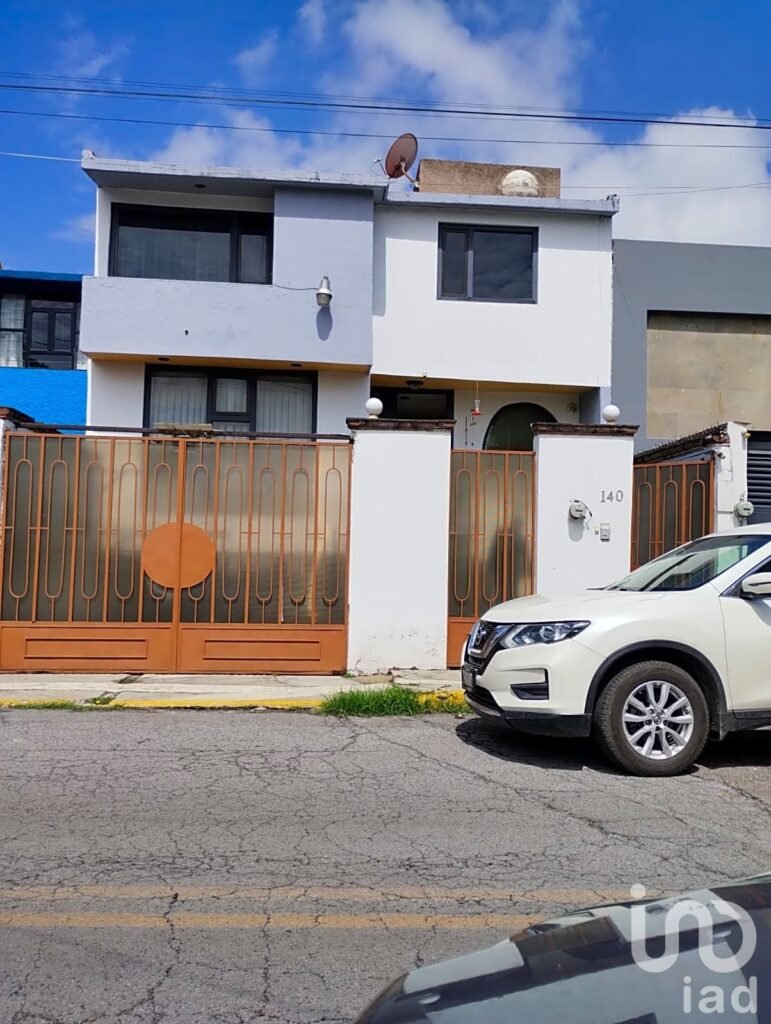 Casa en venta en Col. Hank González, Toluca, Estado de México.