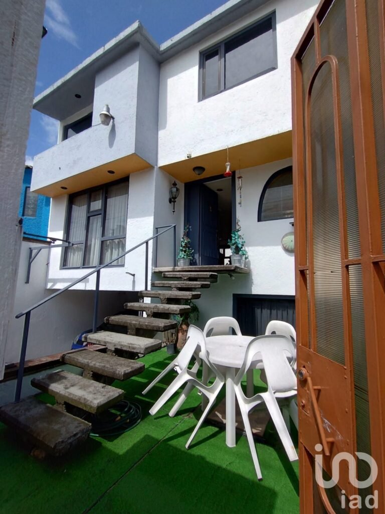 Casa en venta en Col. Hank González, Toluca, Estado de México.