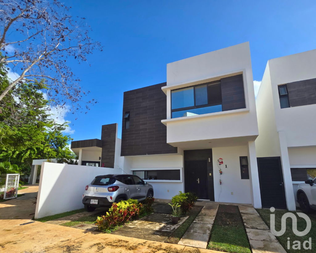Casa en Venta en Cancún (Polígono Sur), en Esquina, con Terreno Excedente y Amenidades