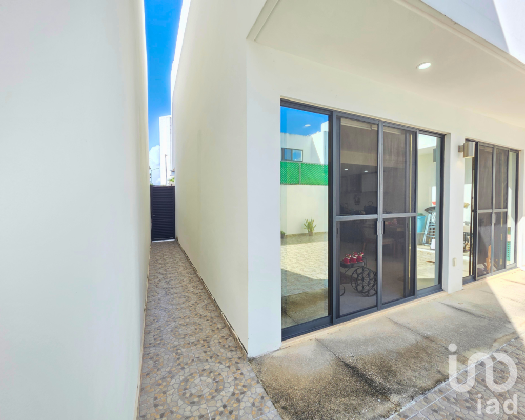 Casa en Venta en Cancún (Polígono Sur), en Esquina, con Terreno Excedente y Amenidades