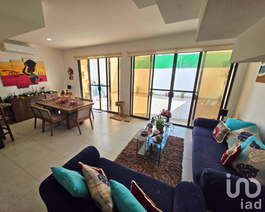 Casa en Venta en Cancún (Polígono Sur), en Esquina, con Terreno Excedente y Amenidades