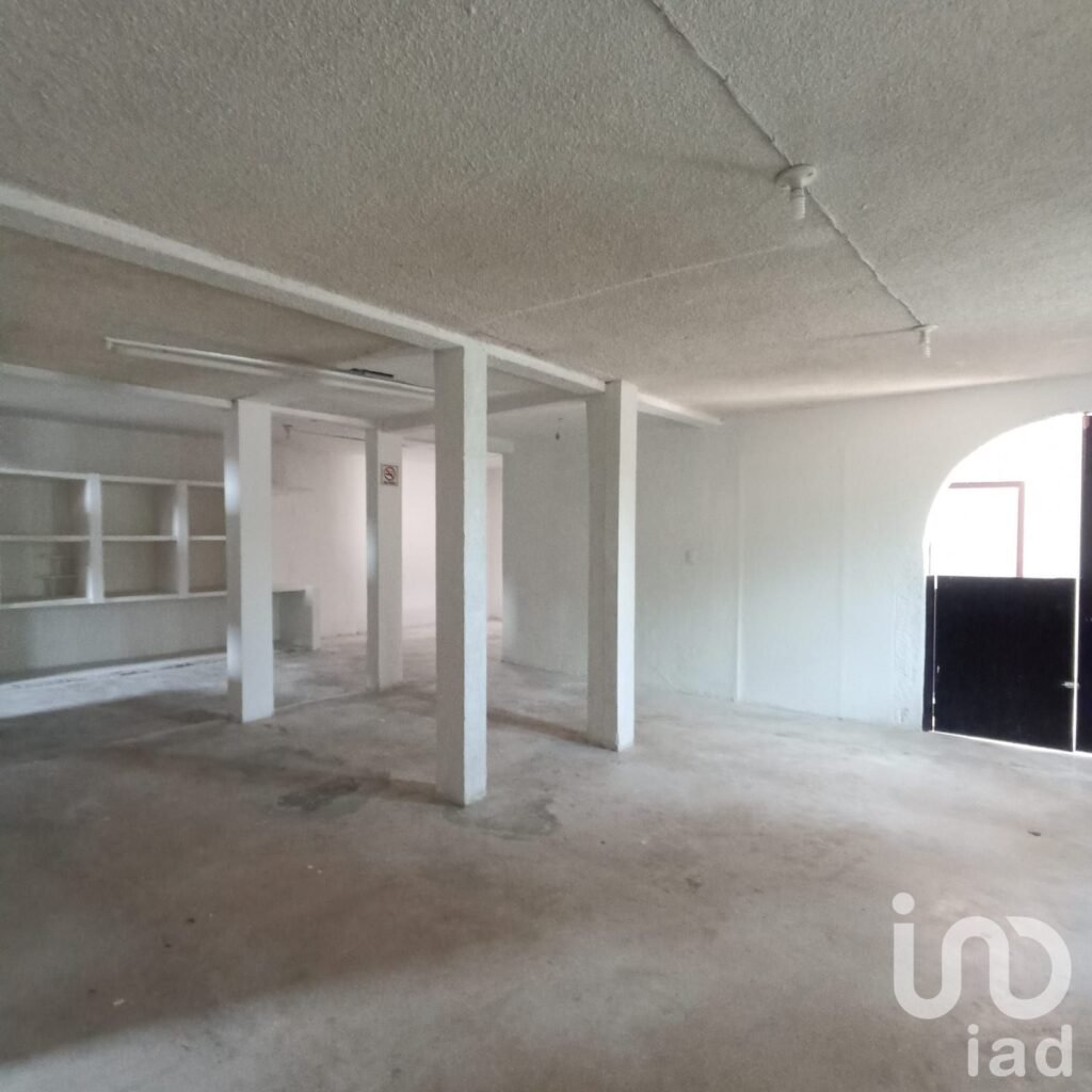 Propiedad con uso de suelo mixto (cuenta con área de oficina, recepción y bodega) en Cancún