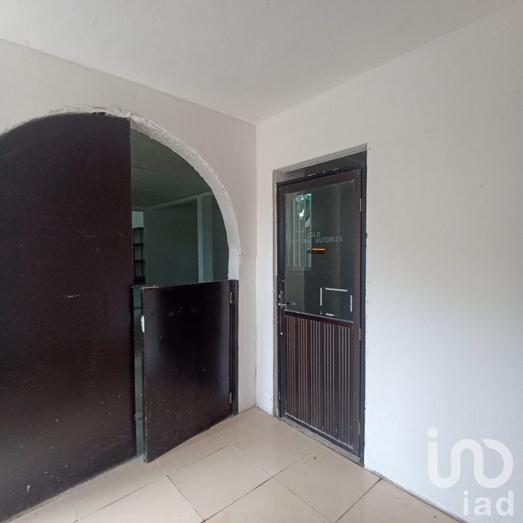 Propiedad con uso de suelo mixto (cuenta con área de oficina, recepción y bodega) en Cancún