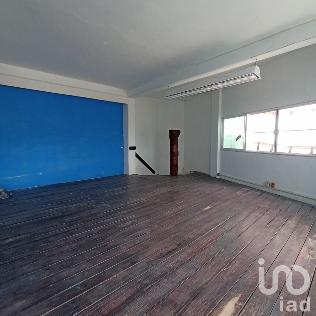 Propiedad con uso de suelo mixto (cuenta con área de oficina, recepción y bodega) en Cancún