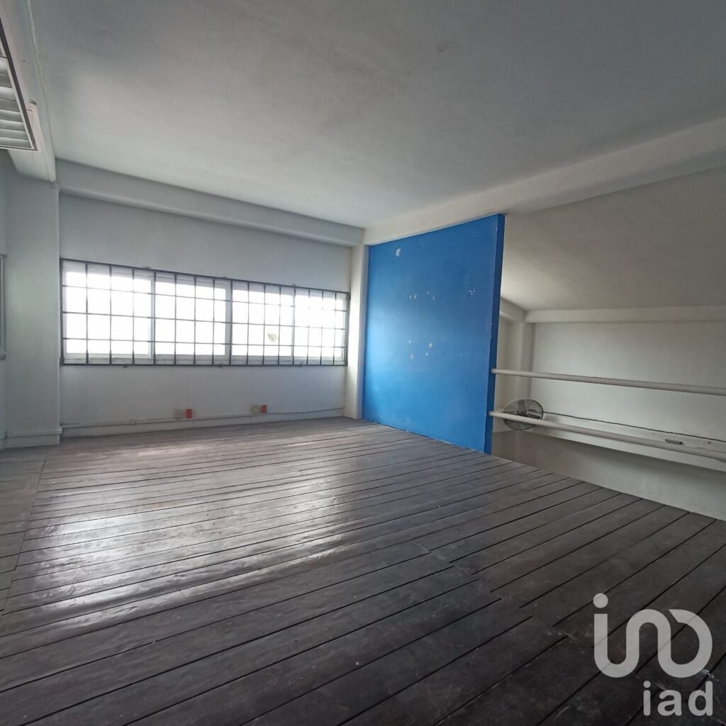 Propiedad con uso de suelo mixto (cuenta con área de oficina, recepción y bodega) en Cancún