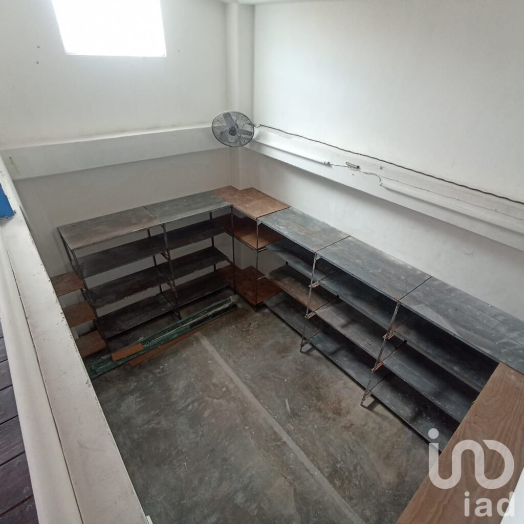 Propiedad con uso de suelo mixto (cuenta con área de oficina, recepción y bodega) en Cancún