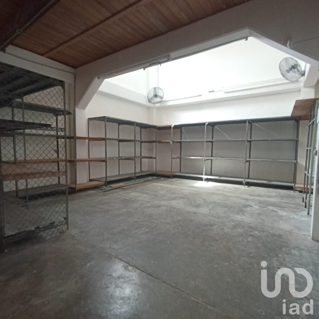 Propiedad con uso de suelo mixto (cuenta con área de oficina, recepción y bodega) en Cancún