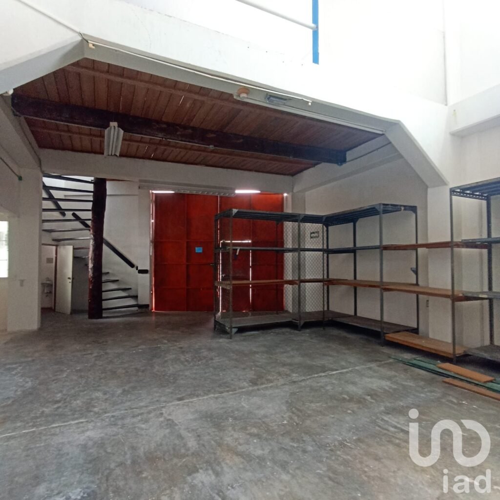 Propiedad con uso de suelo mixto (cuenta con área de oficina, recepción y bodega) en Cancún