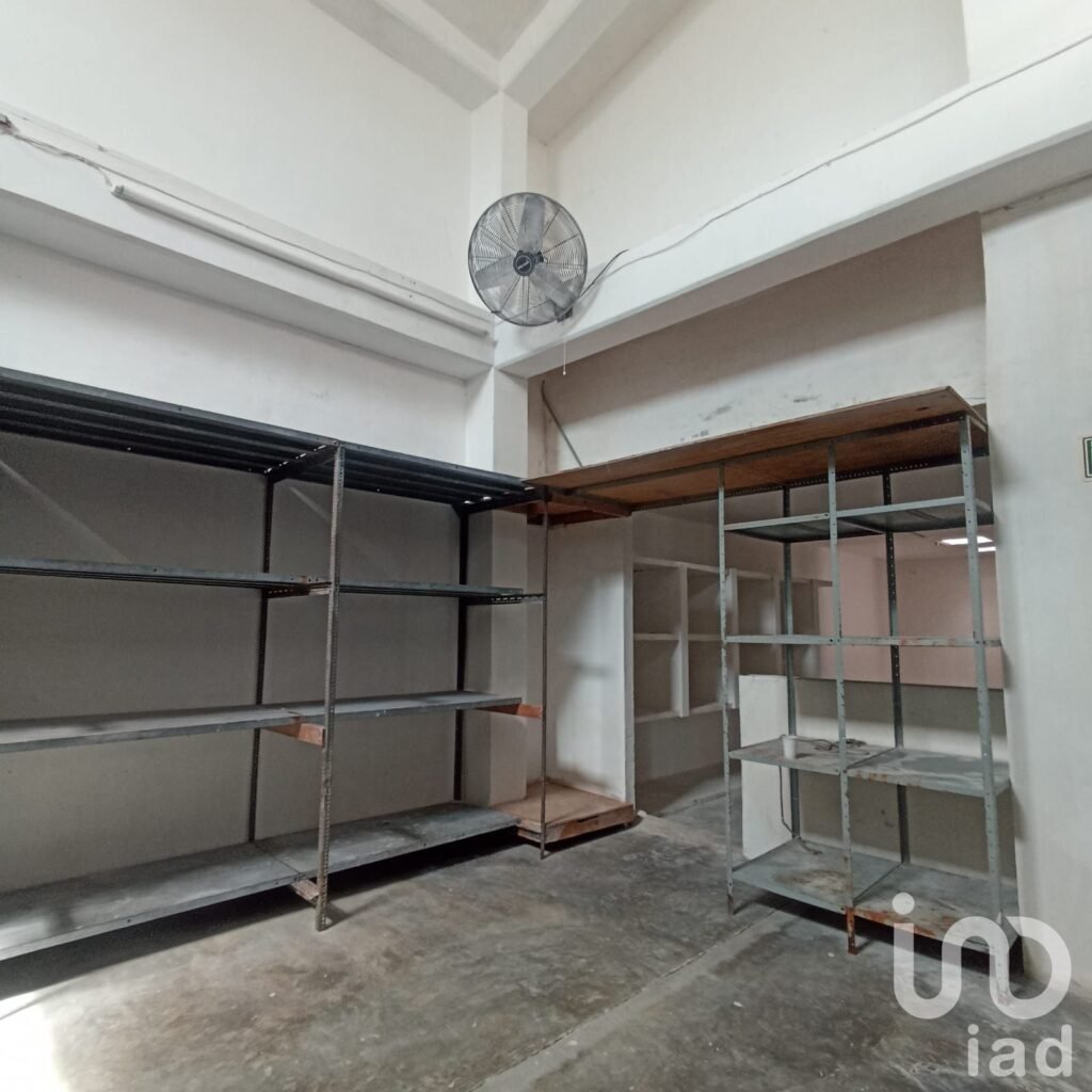 Propiedad con uso de suelo mixto (cuenta con área de oficina, recepción y bodega) en Cancún