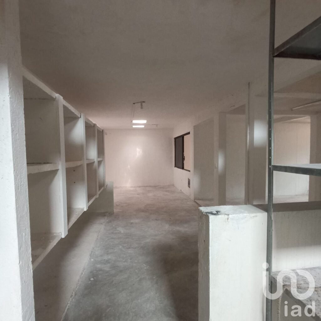 Propiedad con uso de suelo mixto (cuenta con área de oficina, recepción y bodega) en Cancún