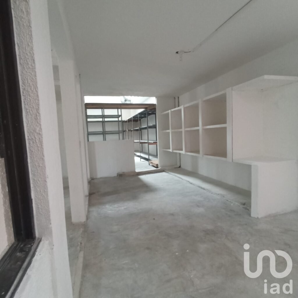 Propiedad con uso de suelo mixto (cuenta con área de oficina, recepción y bodega) en Cancún