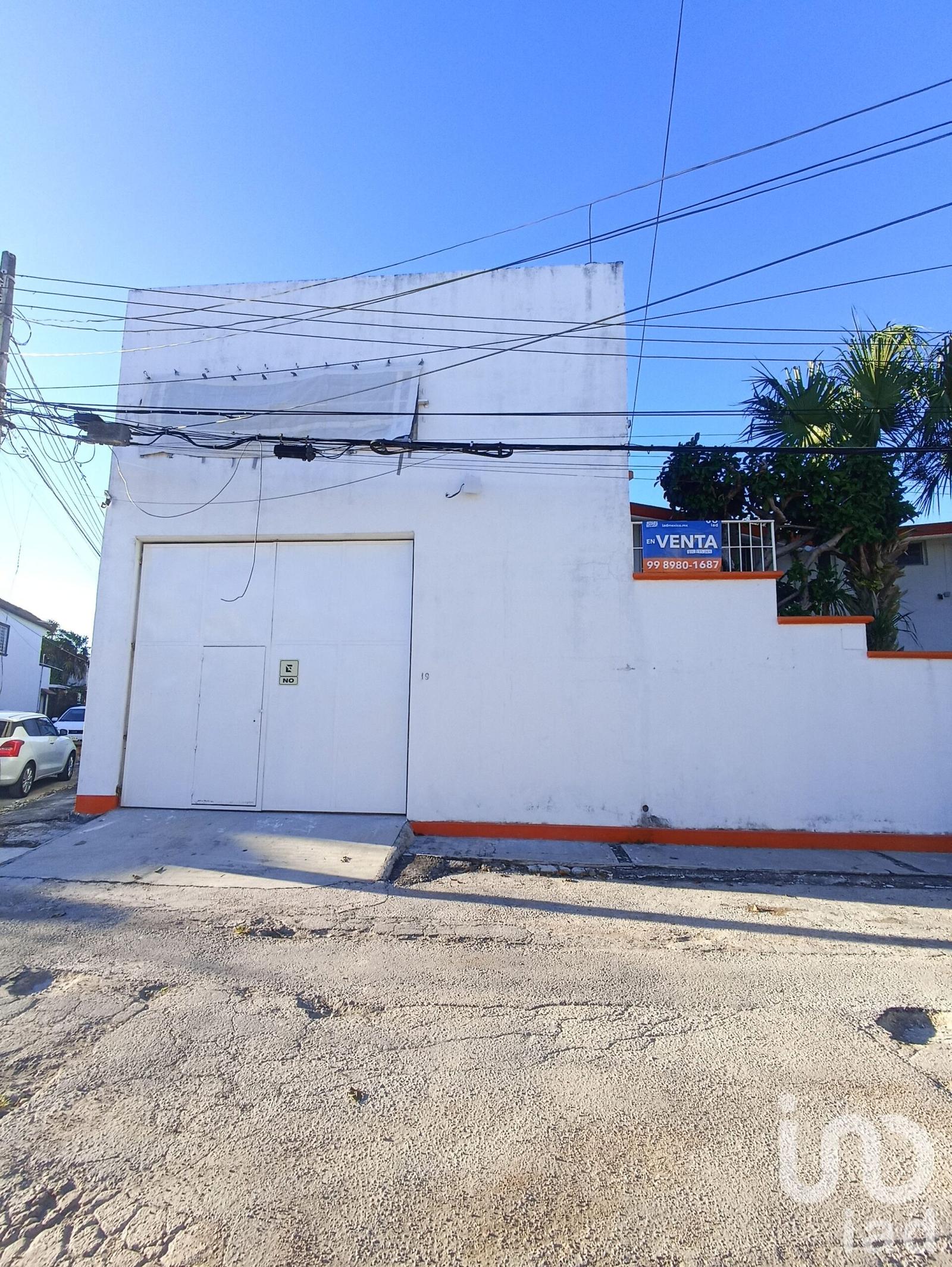 Propiedad con uso de suelo mixto (cuenta con área de oficina, recepción y bodega) en Cancún