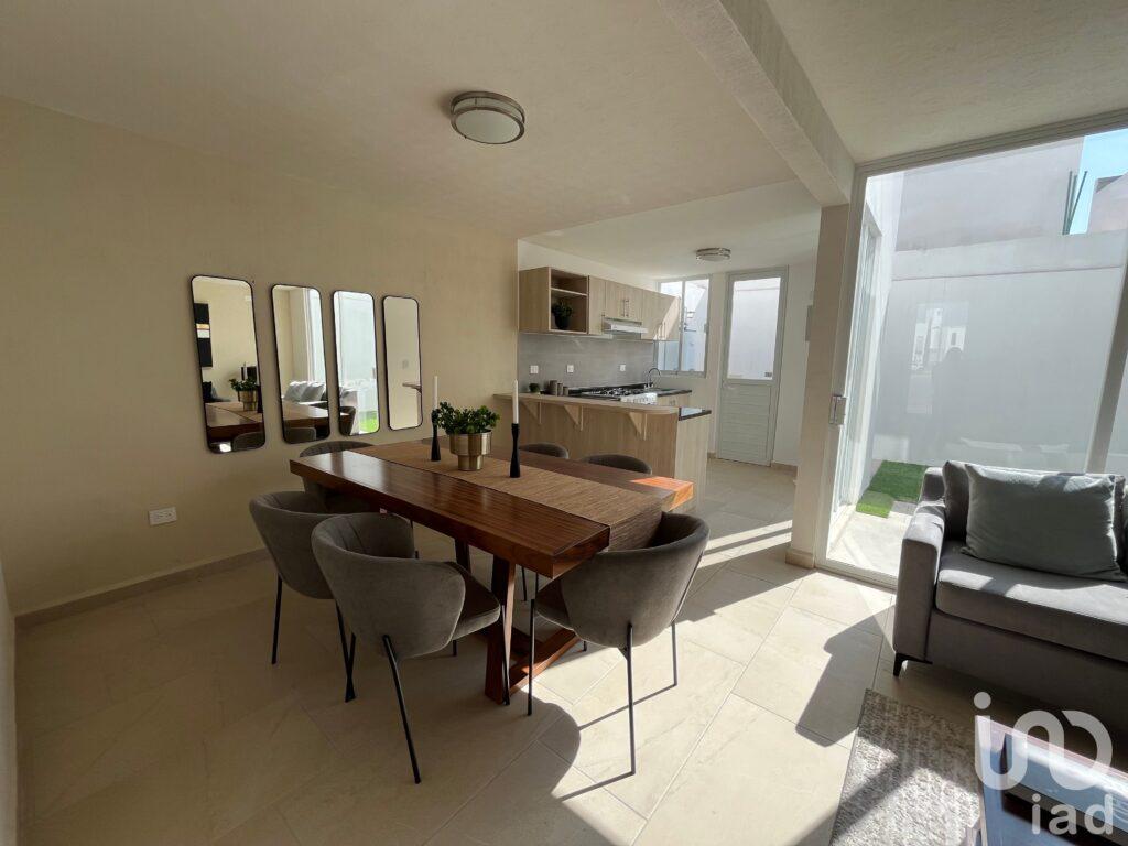 Casa en Venta cerca de Salida a Zacatecas y CC. Altaria - Recámara en Planta Baja