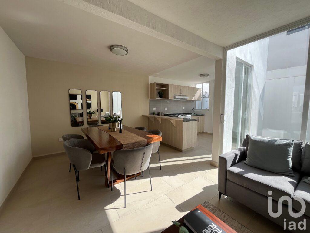 Casa en Venta cerca de Salida a Zacatecas y CC. Altaria - Recámara en Planta Baja