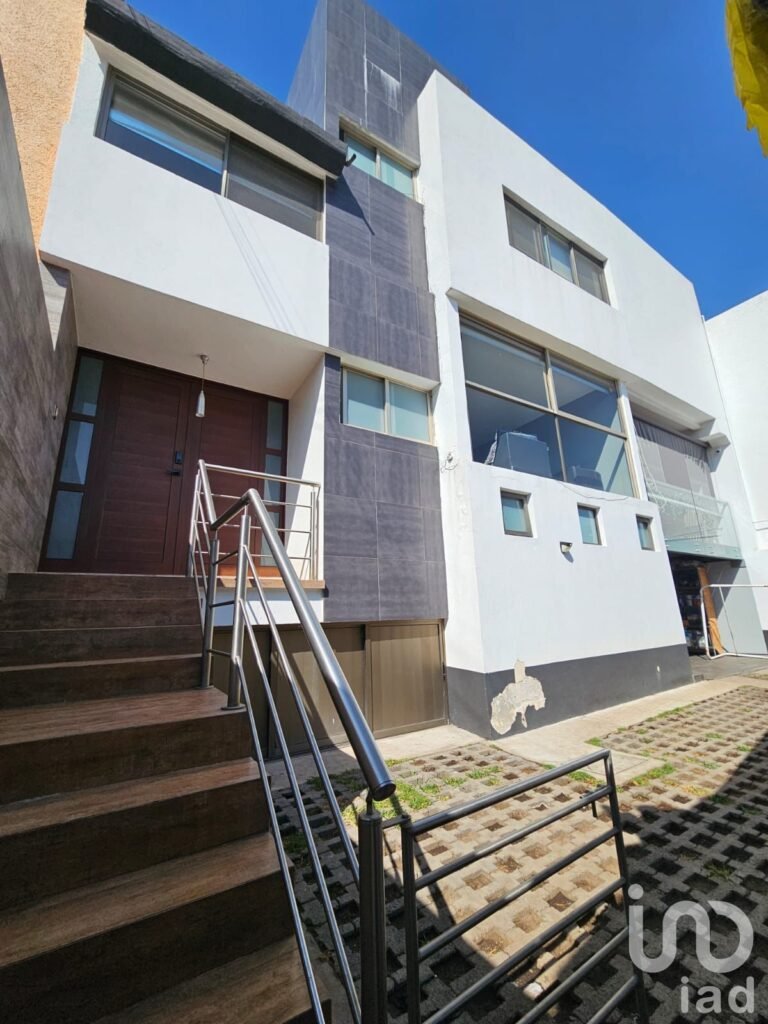 CASA EN VENTA EN FUENTES DE SATELITE (En Calle Cerrada) ACCESO RESTRINGIDO