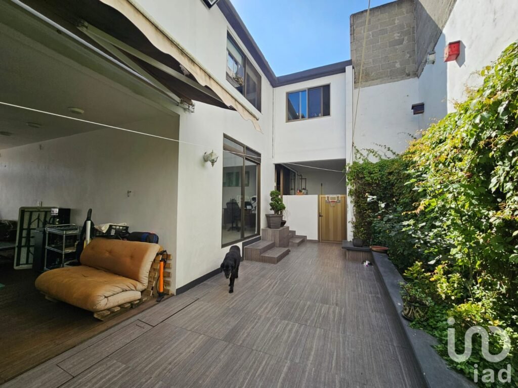 CASA EN VENTA EN FUENTES DE SATELITE (En Calle Cerrada) ACCESO RESTRINGIDO