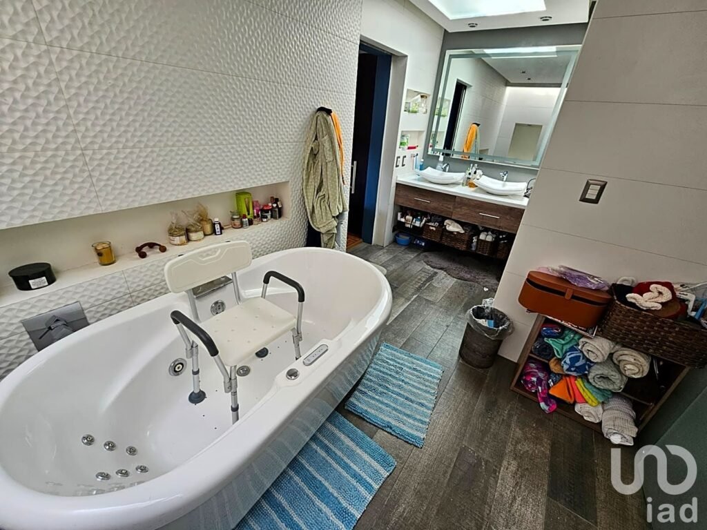 CASA EN VENTA EN FUENTES DE SATELITE (En Calle Cerrada) ACCESO RESTRINGIDO