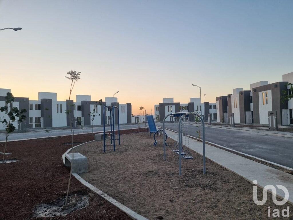 Casa 2 rec 1 baño Tres Lunas Celaya $850k, vigilancia 24 h, áreas recreativas Av Las Torres