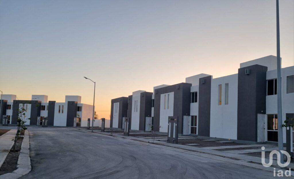 Casa 2 rec 1 baño Tres Lunas Celaya $850k, vigilancia 24 h, áreas recreativas Av Las Torres