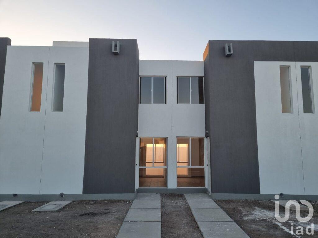 Casa 2 rec 1 baño Tres Lunas Celaya $850k, vigilancia 24 h, áreas recreativas Av Las Torres