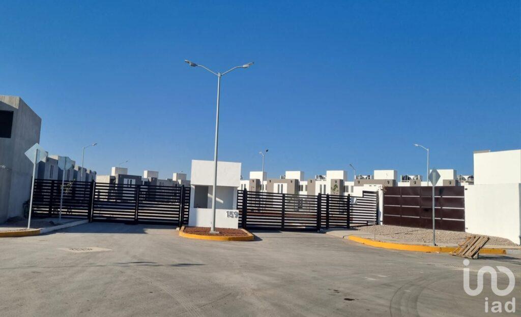 Casa 2 rec 1 baño Tres Lunas Celaya $850k, vigilancia 24 h, áreas recreativas Av Las Torres