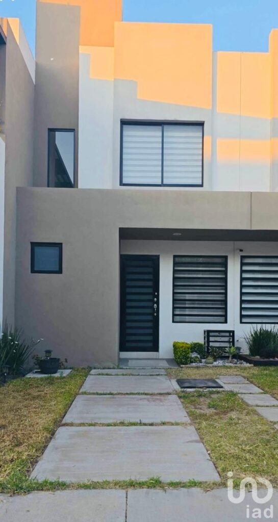 Casa en renta, amueblada, en Jardín de Versalles 2da Sección