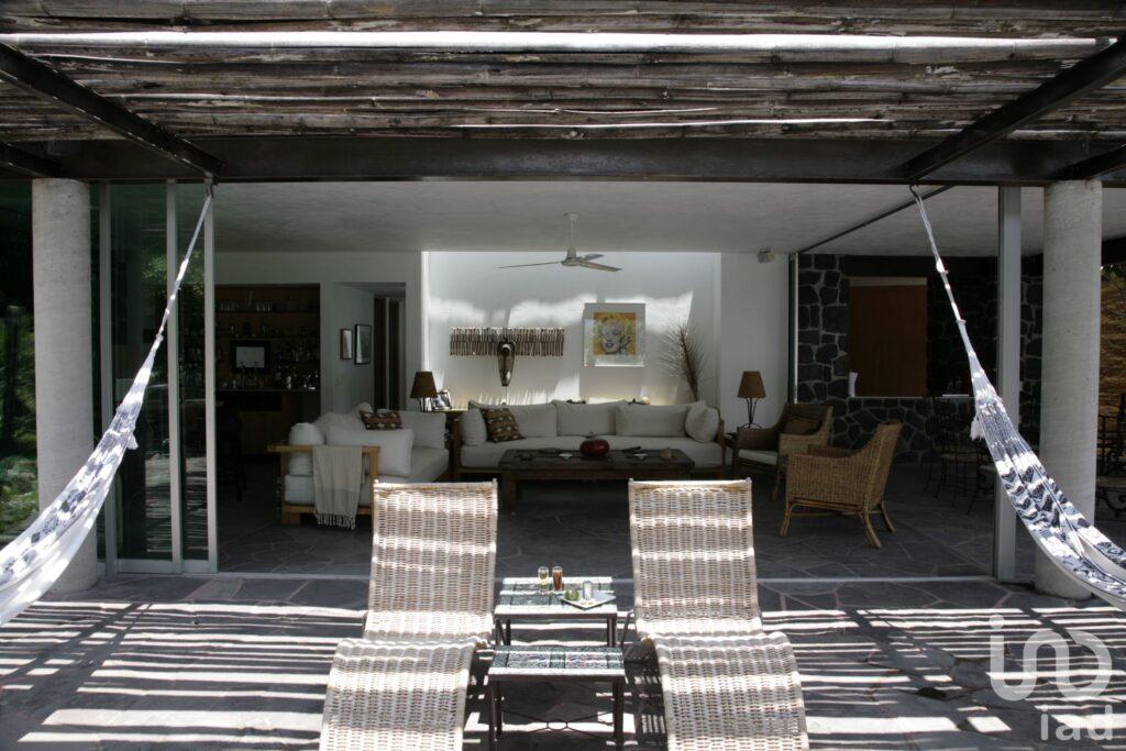 CASA  EN COLONIA ALEJANDRA, COCOYOC, YAUTEPEC CON 3 DEPARTAMENTOS DE HUESPEDES