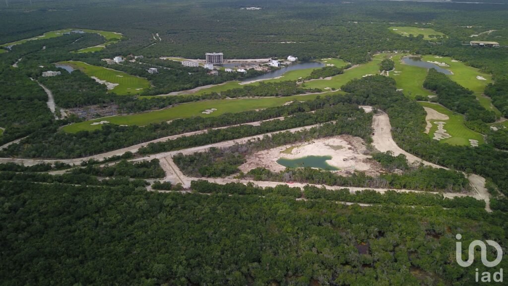 EN VENTA LOTE RESIDENCIAL CON EXTENSAS ÁREAS VERDES EN CANCUN QUINTANA ROO