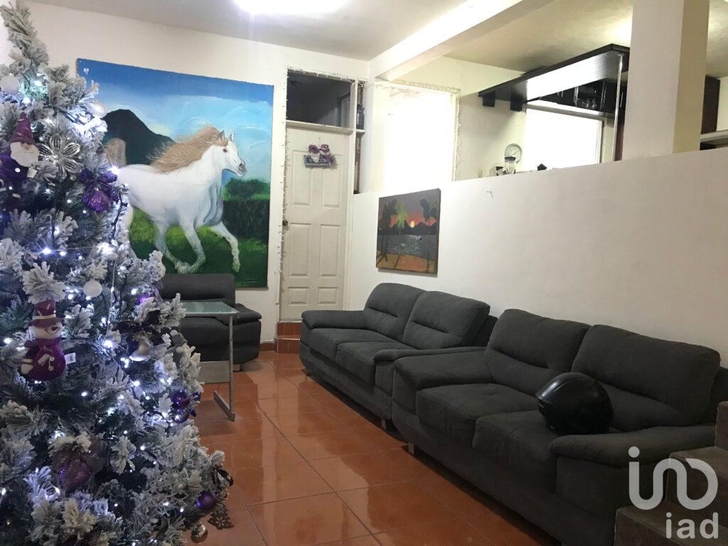 Inmueble de Uso Mixto en Venta en Lomas de Santiaguito, Espacio Comercial + Casa Habitación