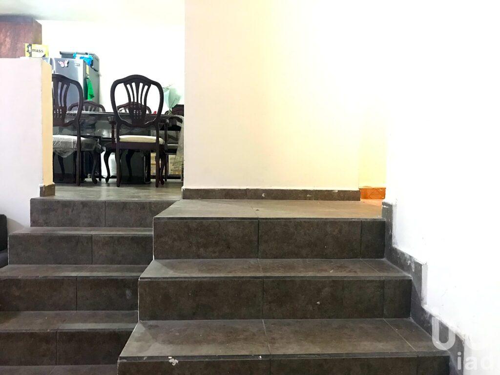 Inmueble de Uso Mixto en Venta en Lomas de Santiaguito, Espacio Comercial + Casa Habitación