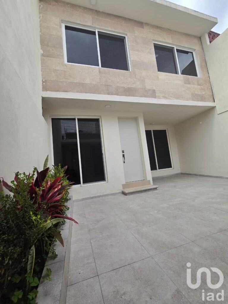 CASA EN VENTA EN CIVAC JIUTEPEC, MORELOS RESIÉN REMODELADA
