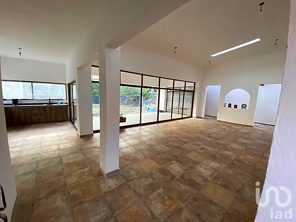 CASA EN VENTA CON GRAN TERRENO EN FRACCIONAMIENTO DE JIUTEPEC, MORELOS.
