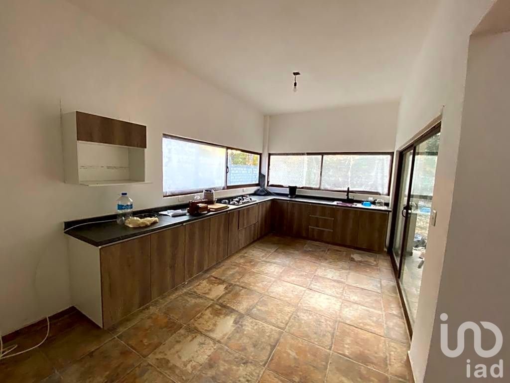 CASA EN VENTA CON GRAN TERRENO EN FRACCIONAMIENTO DE JIUTEPEC, MORELOS.