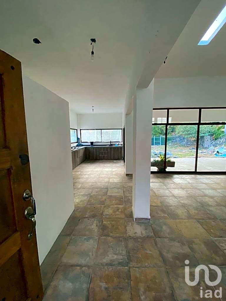 CASA EN VENTA CON GRAN TERRENO EN FRACCIONAMIENTO DE JIUTEPEC, MORELOS.