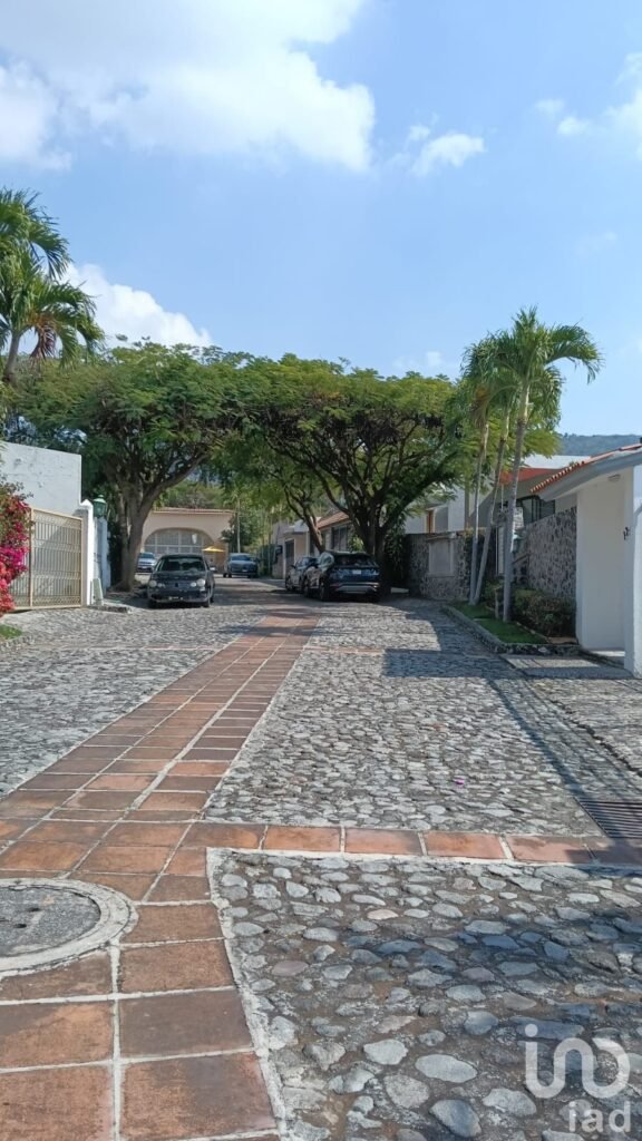 CASA EN VENTA CON ALBERCA Y JARDIN EN FRACCIONAMIENTO CON DOBLE VIGILANCIA