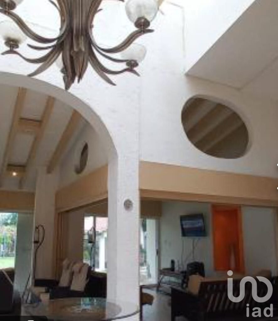 CASA EN VENTA CON ALBERCA Y JARDIN EN FRACCIONAMIENTO CON DOBLE VIGILANCIA